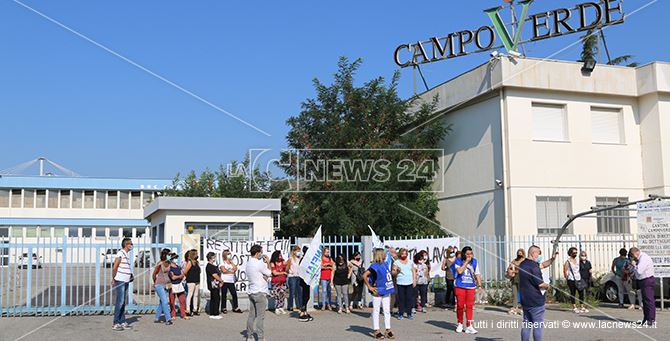 La protesta in corso davanti ai cancelli di Osas Campoverde